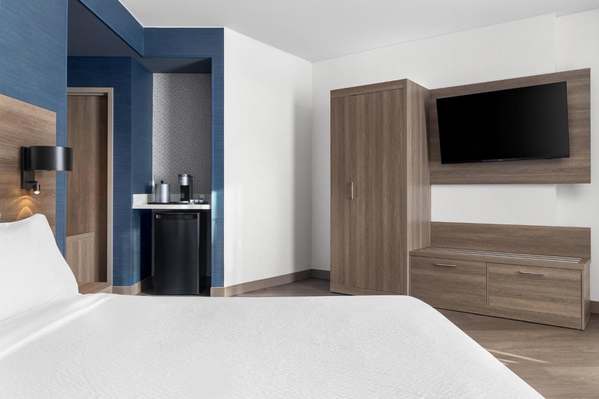 Standard Zimmer mit Kingsize-Bett und rollstuhlgerechter Dusche